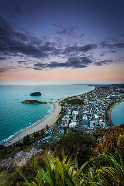 monte maunganui ao pôr do sol vertical - tauranga imagens e fotografias de stock