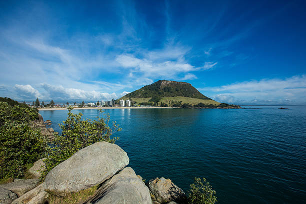 vista da praia em monte maunganui - tauranga imagens e fotografias de stock