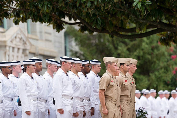 네이비 plebes 정오 형성 - us naval academy 뉴스 사진 이미지