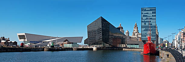 vue panoramique sur le front de mer historique de liverpool - albert dock photos et images de collection