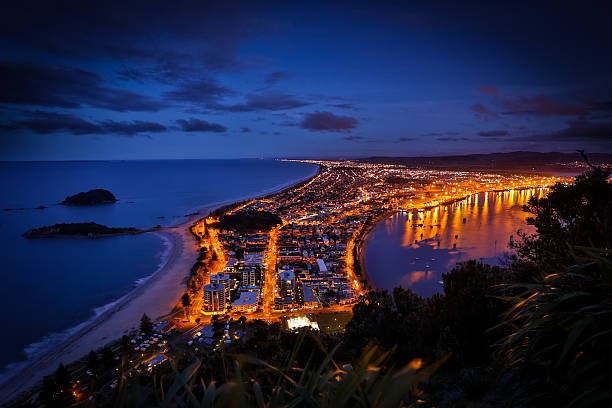 topo do monte maunganui à noite - tauranga imagens e fotografias de stock