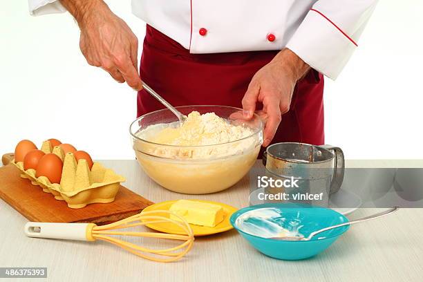 Mistura De Massa Crua Fazendo Bolo Bundt Com Chocolate Glaze - Fotografias de stock e mais imagens de Massa de bolo - Massa Crua