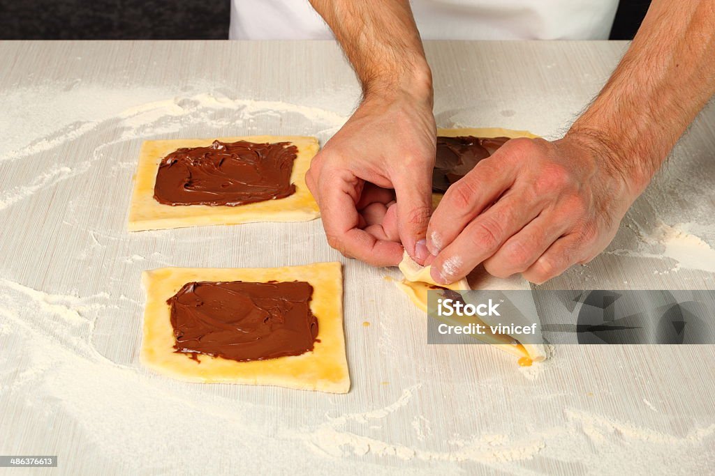 Faire Croissants au chocolat avec une pâte feuilletée - Photo de Croissant - Viennoiserie libre de droits