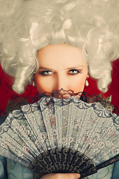 belle femme portrait de baroque avec perruque et ventilateur - princess queen nobility glamour photos et images de collection