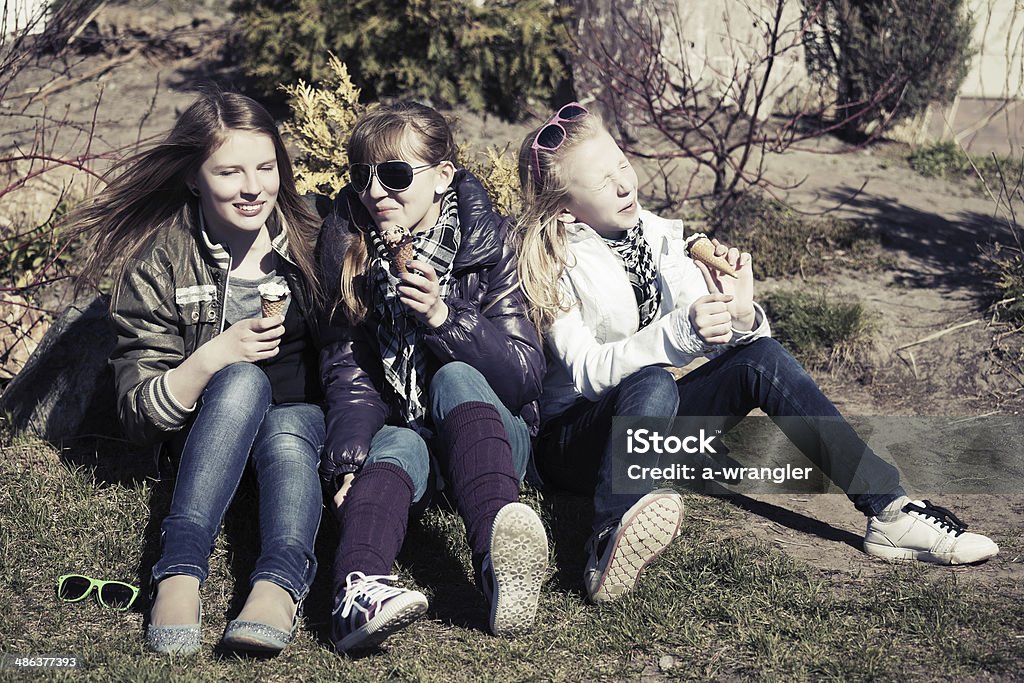 십대 걸스 아이스크림을 먹는 - 로열티 프리 14-15 살 스톡 사진