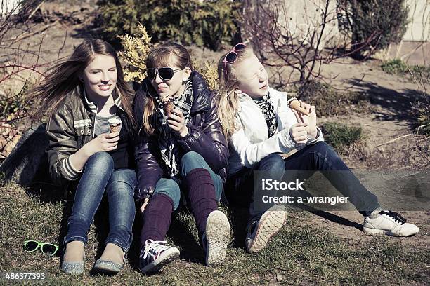 Девочкиподростки Едят Мороженое С — стоковые фотографии и другие картинки 14-15 лет - 14-15 лет, Близость, Ванильное мороженое