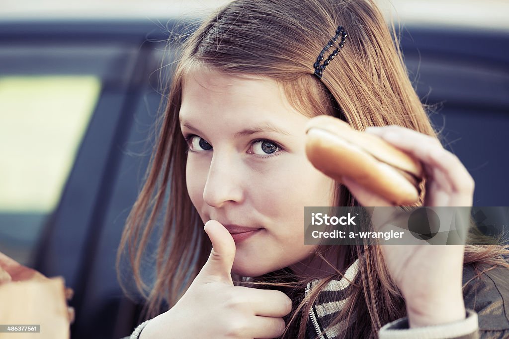 십대 여자아이 염분과 burger - 로열티 프리 여자 스톡 사진