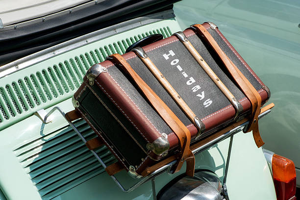 valigia legati a un auto d'epoca - car rear view behind car trunk foto e immagini stock