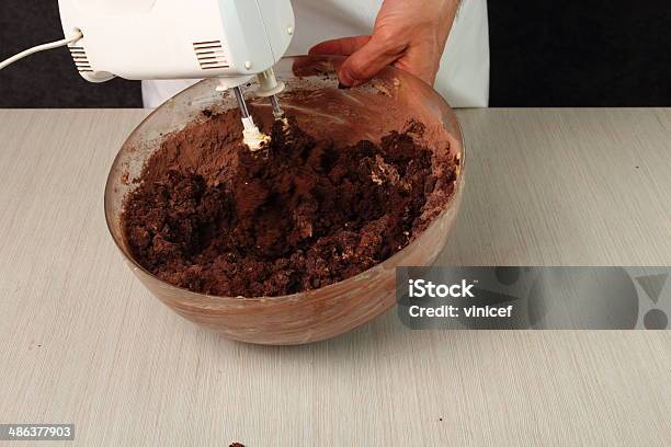 Fazendo Chocolate Cookies - Fotografias de stock e mais imagens de Batedeira Elétrica - Batedeira Elétrica, Bolacha, Chefe de Cozinha