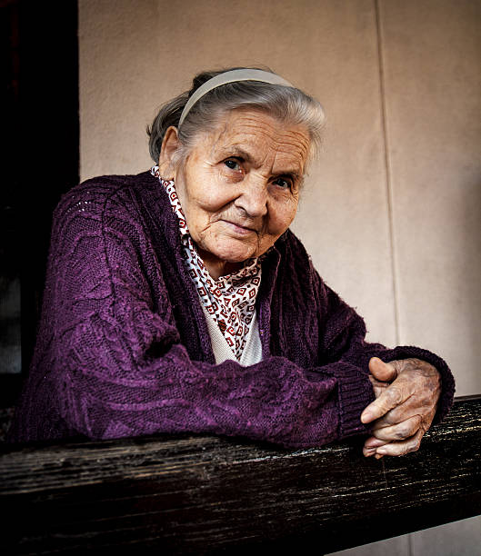 maggiore della signora - aging process affectionate vitality awe foto e immagini stock