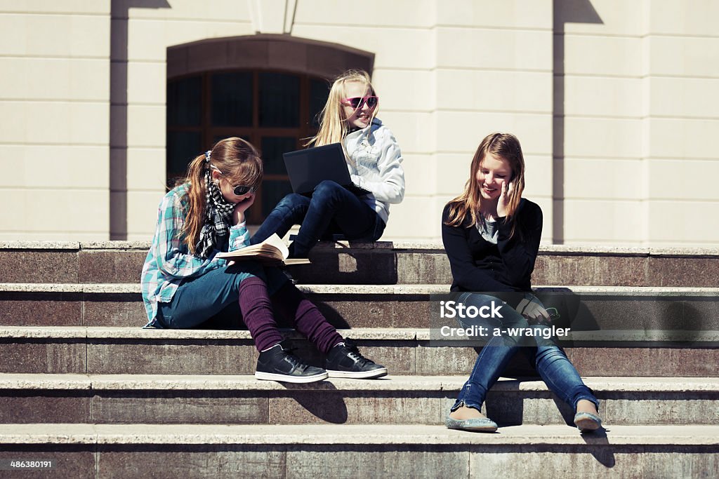 Подростковая школа девочек в нескольких шагах от зданий - Стоковые фото 14-15 лет роялти-фри