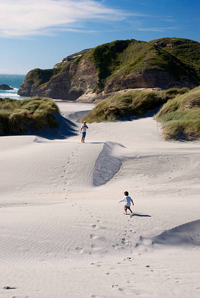 człowiek & dziecko na wydmy, wharariki beach, nowa zelandia - kahurangi zdjęcia i obrazy z banku zdjęć