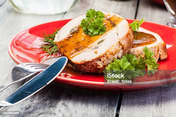 Rodajas De Carne De Cerdo León Con Relleno Con Champiñones Foto de stock y más banco de imágenes de Al horno