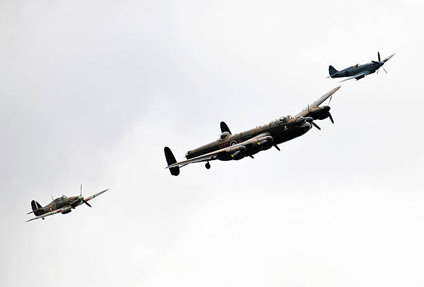 lancaster, spitfire i huragan - spitfire airplane world war ii airshow zdjęcia i obrazy z banku zdjęć