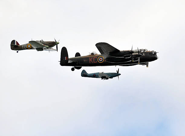 lancaster, spitfire i huragan - spitfire airplane world war ii airshow zdjęcia i obrazy z banku zdjęć