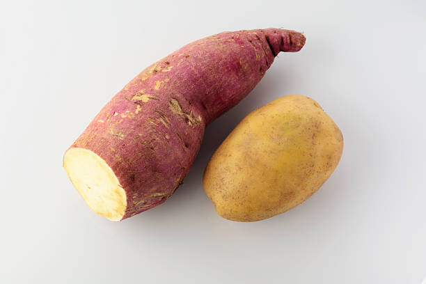 brun doux et pommes de terre sur fond blanc. - red potato isolated raw potato raw photos et images de collection