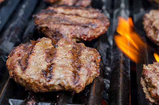 hamburguesas en la parrilla - grilled broiling outdoors horizontal fotografías e imágenes de stock