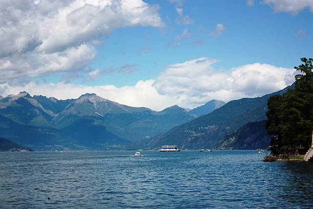 l'été de lac de côme ciel bleu avec des nuages blancs, en italie - mennagio photos et images de collection