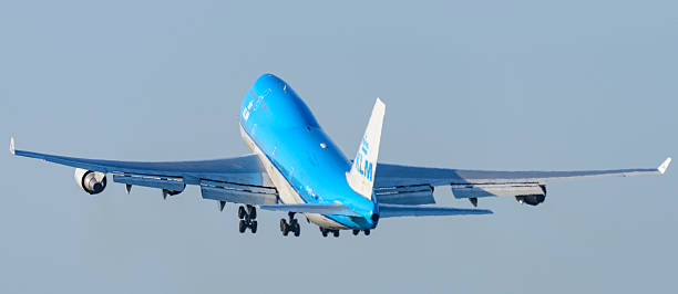 klm boeing 747 jumbojet samolot startu - boeing 747 airplane taking off commercial airplane zdjęcia i obrazy z banku zdjęć