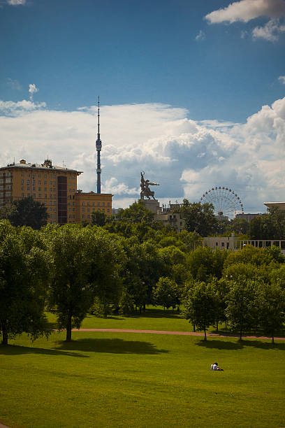 paisagem de verão de moscovo no dia de sol - vdnk imagens e fotografias de stock
