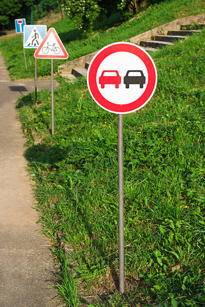 nenhum sinal de overtaking na formação crianças road - driving training car safety imagens e fotografias de stock