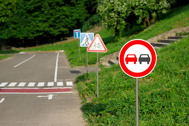 nessun overtaking di formazione bambini road - driving training car safety foto e immagini stock