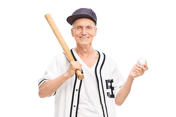 active senior de béisbol jersey sosteniendo un bate de béisbol - men baseball baseball cap baseball bat fotografías e imágenes de stock