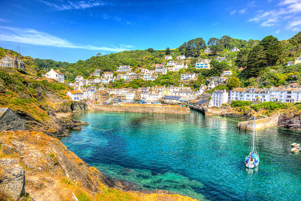 polperro harbour cornualha inglaterra, reino unido com o mar turquesa em hdr - cornwall england travel destinations uk beach - fotografias e filmes do acervo