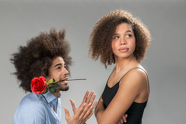 hombre mujer para cualquier perdón, con una rosa - pleading men women forgiveness fotografías e imágenes de stock