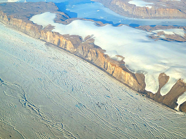 nares détroit groenland vue aérienne du - aerial view greenland glacier scenics photos et images de collection