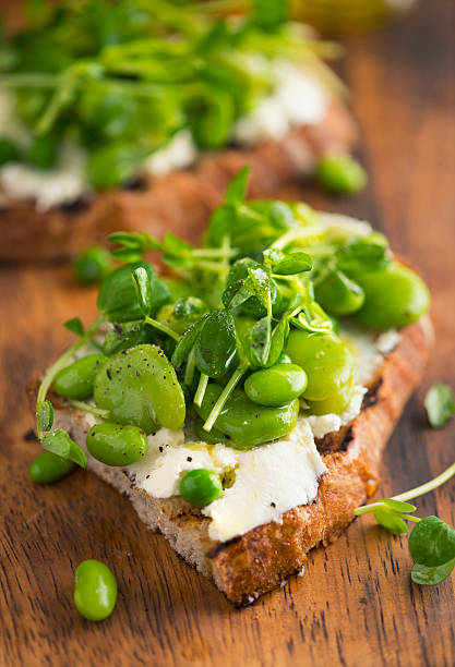 bruschetta à la crème de fromage, fèves, de pois de chou - fava bean broad bean food freshness photos et images de collection