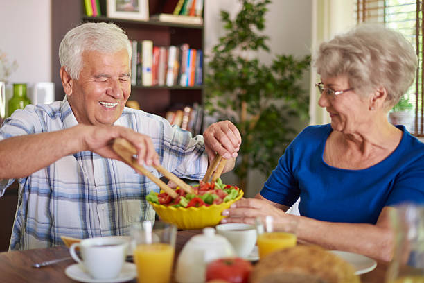 belo dia para uma refeição em conjunto - retirement senior adult breakfast active seniors imagens e fotografias de stock