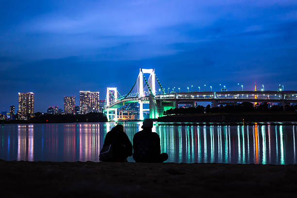 光のレインボーブリッジや東京タワーでの夜 - urban bridge ストックフォトと画像