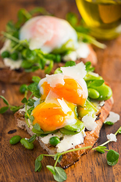 브루스케타, 크림 치즈, 빈, 완두콩 싹 및 삶기 알류 - poached egg 뉴스 사진 이미지