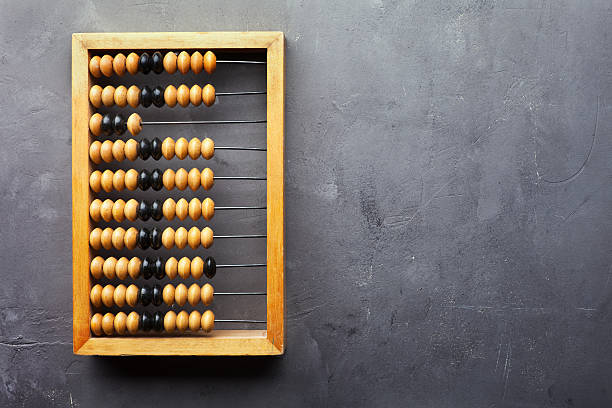 buchhaltung abacus auf grau strukturierten hintergrund - abakus rechentafel stock-fotos und bilder