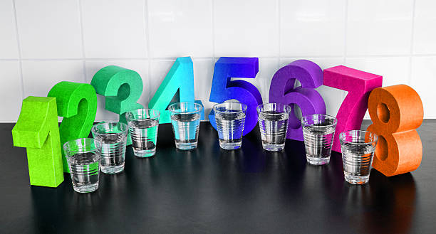 восемь стака�нов воды в день - water glass glasses number 8 стоковые фото и изображения