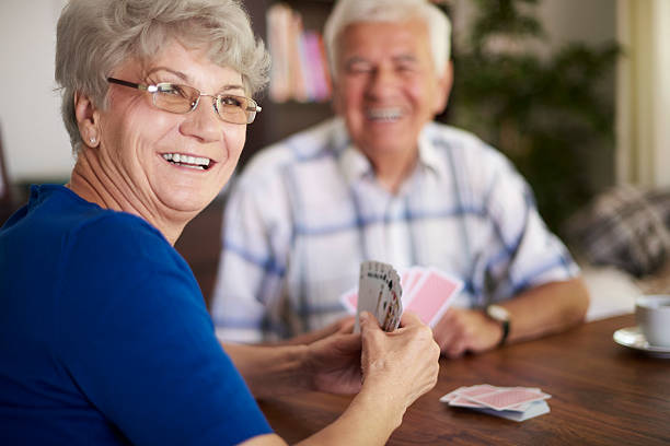 il n'est jamais trop vieux pour jouer cartes - senior adult leisure games playing care photos et images de collection