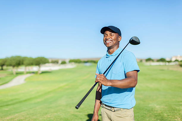 african golfeur avoir une bonne humeur - golf hobbies happiness cheerful photos et images de collection