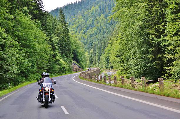 la moto sur la route de campagne - motorcycle road journey travel photos et images de collection
