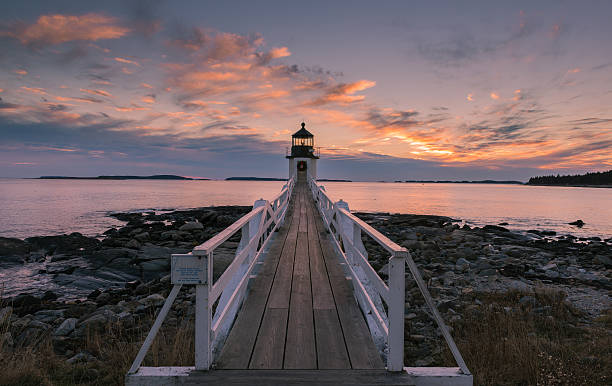 marshall point lighthouse - pemaquid peninsula sea maine coastline stock-fotos und bilder