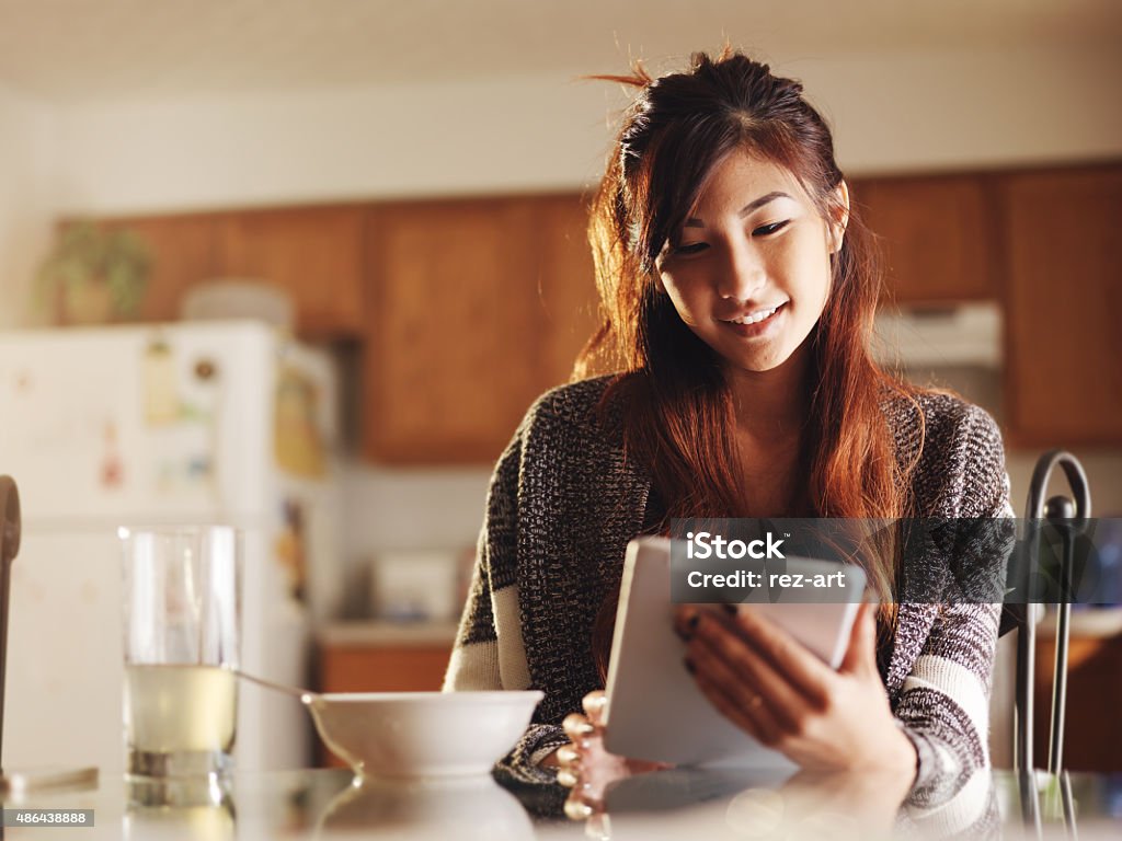 Asiatische teen Mädchen mit tablet beim Frühstück - Lizenzfrei Asiatischer und Indischer Abstammung Stock-Foto