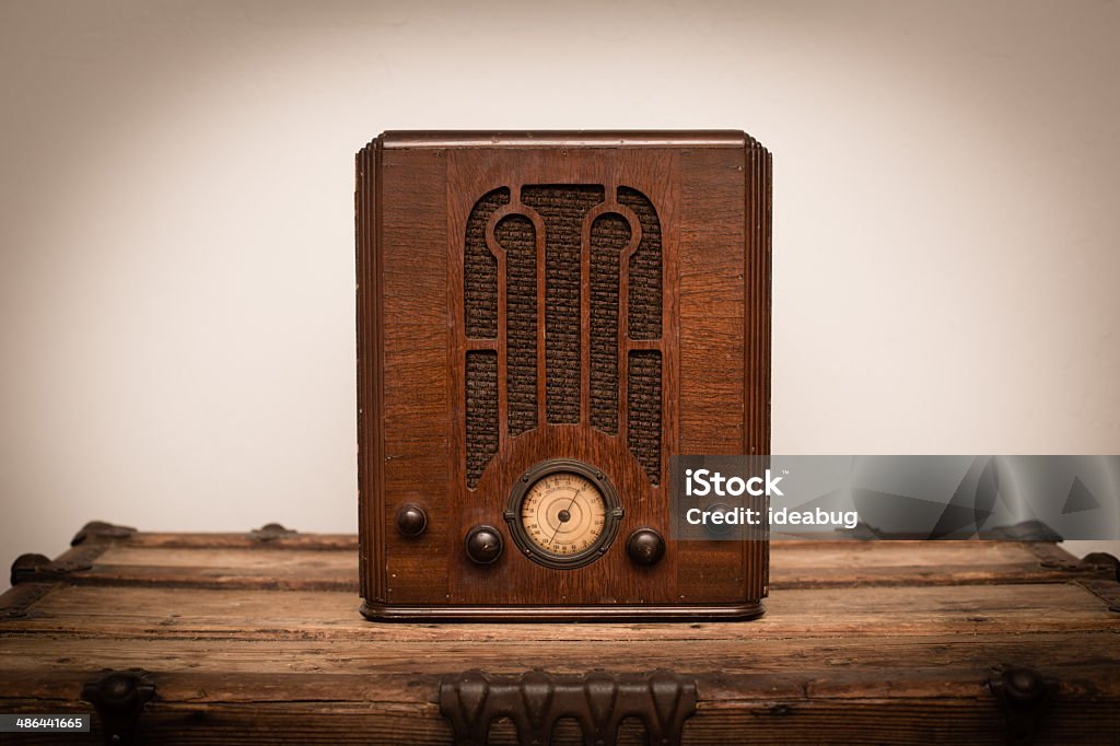 Vintage 1930 er Jahre Art Deco-Röhre Radio sitzt auf Holz Trunk - Lizenzfrei Radiogerät Stock-Foto