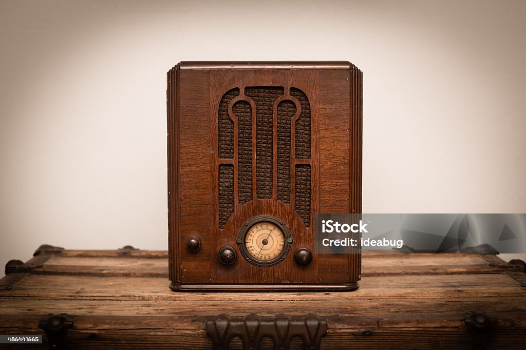 Vintage Art déco da década de 1930 do metrô rádio sentado em tronco de madeira - Foto de stock de Rádio - Eletrônico de áudio royalty-free
