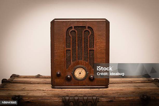 Foto de Vintage Art Déco Da Década De 1930 Do Metrô Rádio Sentado Em Tronco De Madeira e mais fotos de stock de Rádio - Eletrônico de áudio