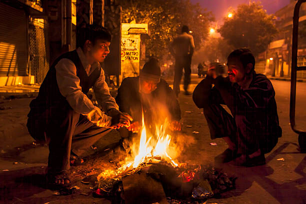 бездомным пытается поддерживать себя теплую cngltrv1109 - new delhi india indian culture indian ethnicity стоковые фото и изображения