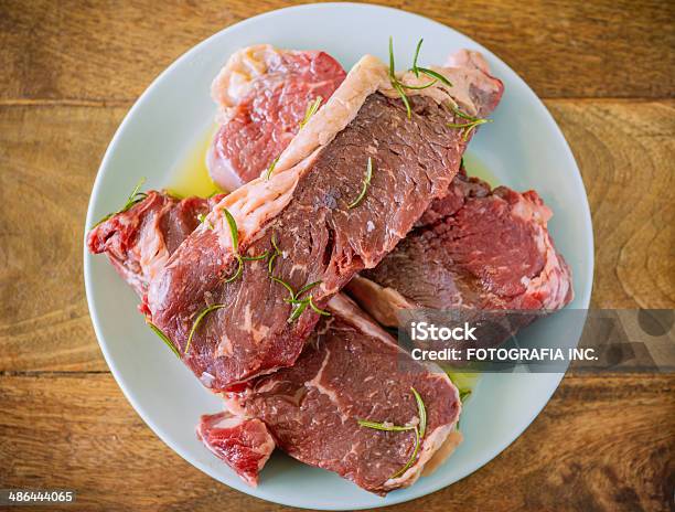 Photo libre de droit de Raw Steak Viande banque d'images et plus d'images libres de droit de Affectueux - Affectueux, Aliment, Aliment cru