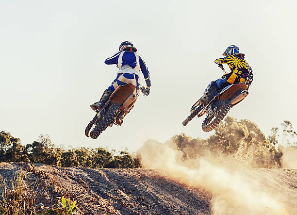 prenant cela vers le ciel - action off road vehicle motocross cycle photos et images de collection