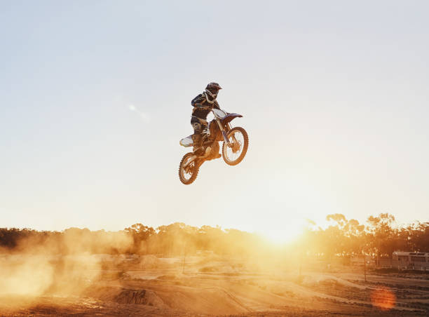 il est de voler à travers les airs - action off road vehicle motocross cycle photos et images de collection