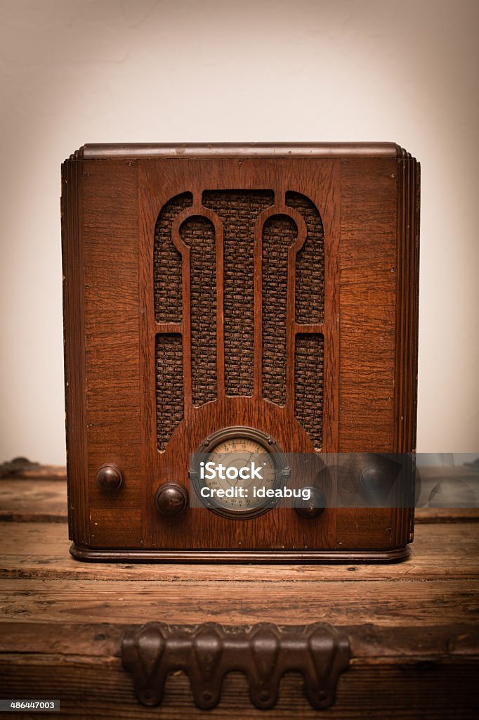 Vintage 1930 er Jahre Art Deco-Röhre Radio sitzt auf Holz Trunk - Lizenzfrei 1930-1939 Stock-Foto