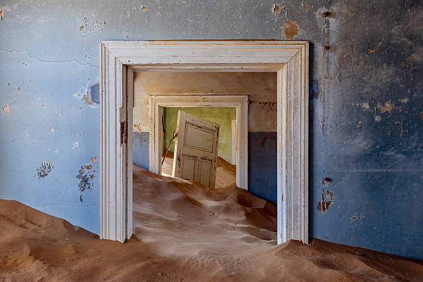 Kolmanskop camera e dune di sabbia - foto stock